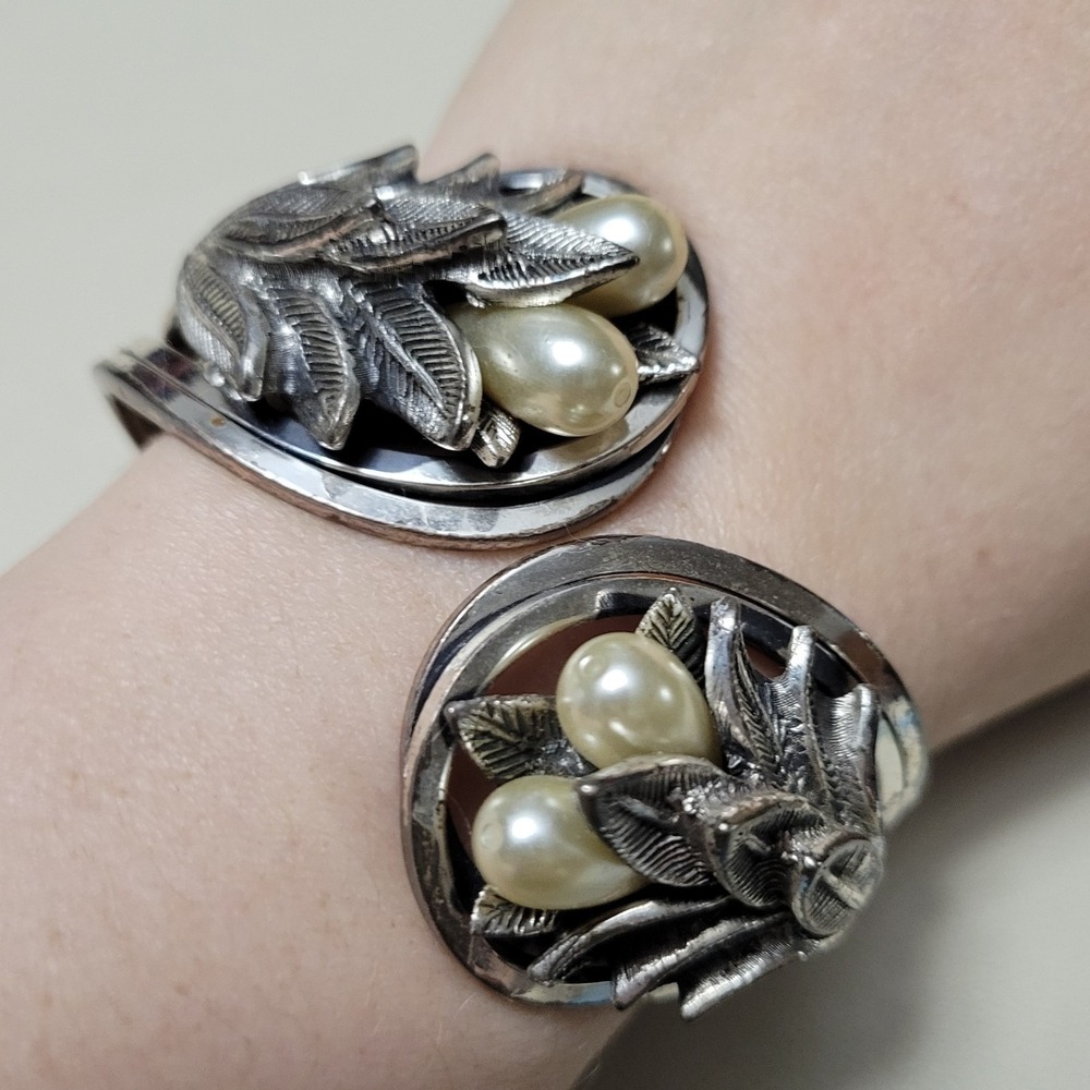 Vintage‎ TORTOLANI Signed Silver ToneFaux Pearls & Leaves Hinged Cuff Bracelet